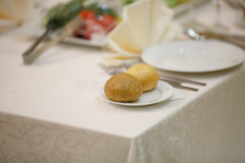 Une table de fête dans le restaurant images libres de droits Une table de fête dans le restaurant images libres de droits