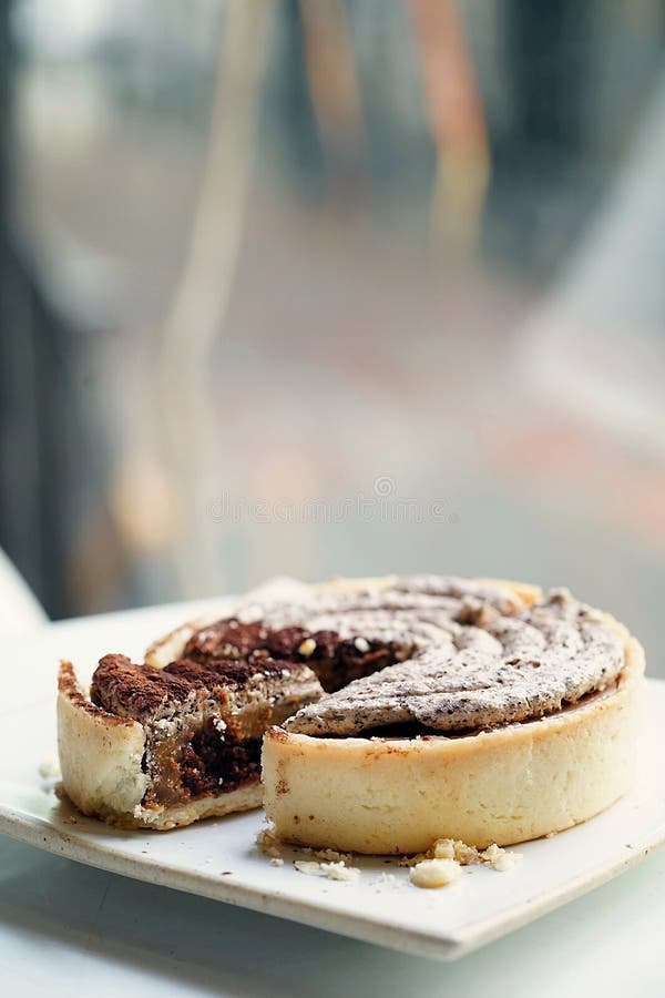Une tarte a été coupée à un petit morceau et ensemble placée, dessert délicieux, dessert italien, gâteau arrondi de tiramisu photographie stock Une tarte a été coupée à un petit morceau et ensemble placée, dessert délicieux, dessert italien, gâteau arrondi de tiramisu photographie stock