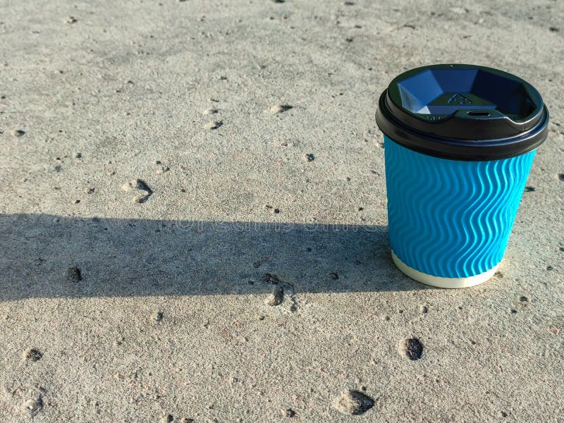 Tasse De Café Jetable Sur Une Surface En Bois Image stock - Image du  boisson, assez: 255596649