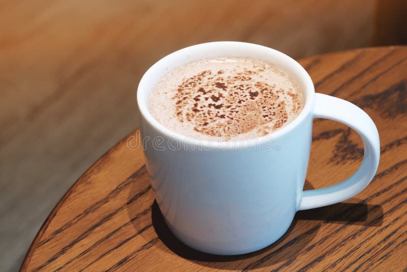 Une tasse de lait chocolaté dans le café photographie stock Une tasse de lait chocolaté dans le café photographie stock
