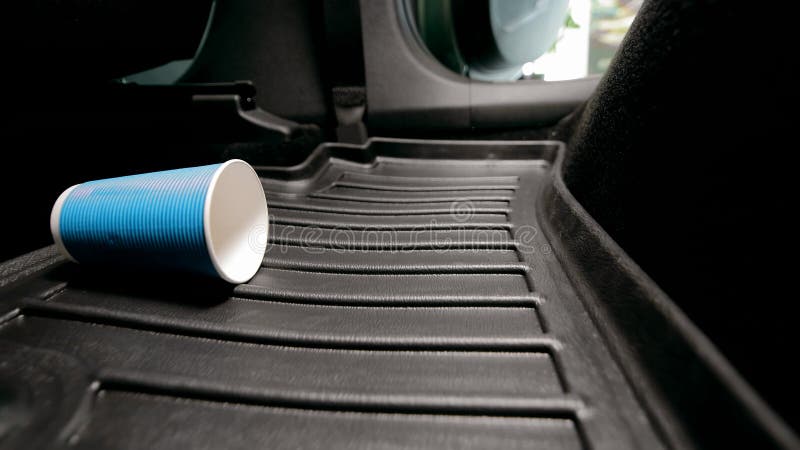 Une Tasse En Papier Jetable Tombe Sur Le Tapis De Sol De La Voiture Dans La  Voiture. Banque De Vidéos - Vidéo du plastique, tapis: 259524192