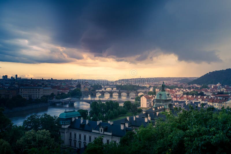 Une tempête sinistre soutient vers le bas sur Prague photographie stock libre de droits Une tempête sinistre soutient vers le bas sur Prague photographie stock libre de droits