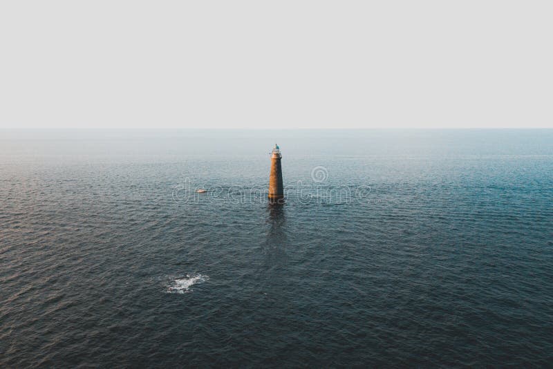 Une tour l?g?re au milieu de la mer photographie stock libre de droits Une tour l?g?re au milieu de la mer photographie stock libre de droits