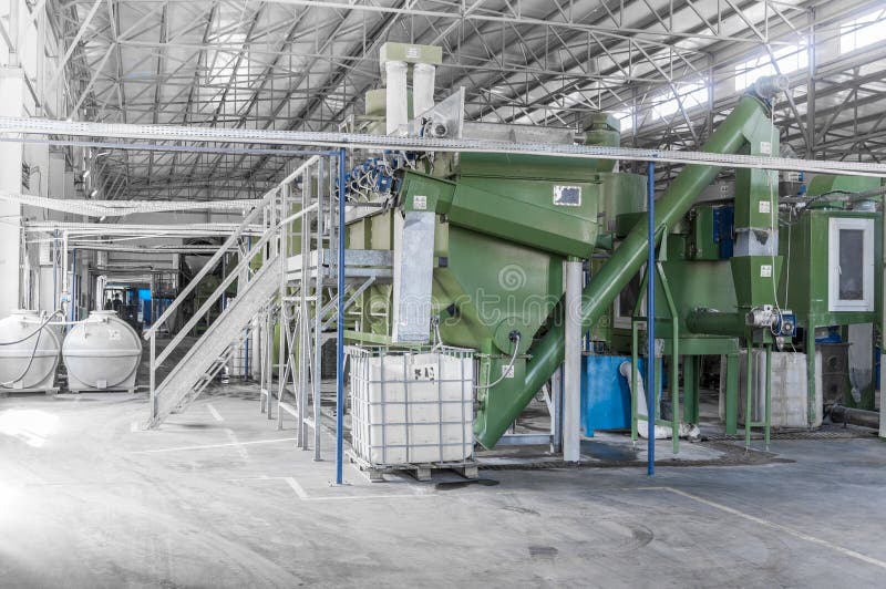 Une usine pour réutiliser des bouteilles photo stock Une usine pour réutiliser des bouteilles photo stock