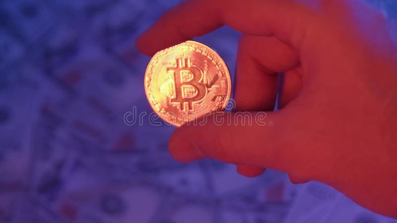 Une vidéo d'une main tenant un Bitcoin brillant clips vidéos