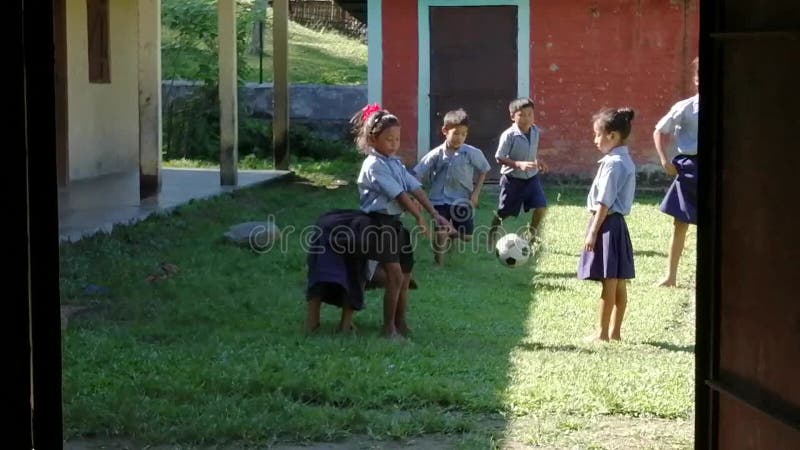 Une vidéo d'écoliers jouant un jeu à l'école publique dans Assam banque de vidéos
