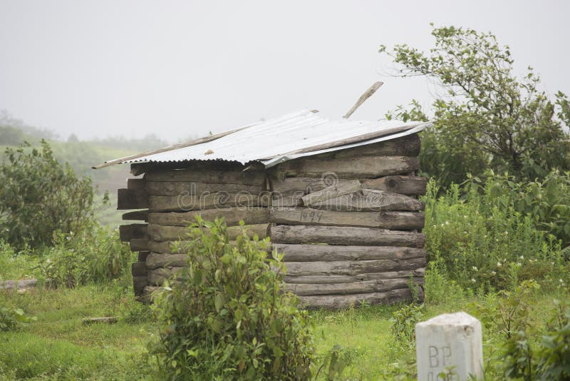 Une vieille hutte parmi la végétation envahie dans les collines est de Khasi dans l'Inde du nord-est images stock Une vieille hutte parmi la végétation envahie dans les collines est de Khasi dans l'Inde du nord-est images stock