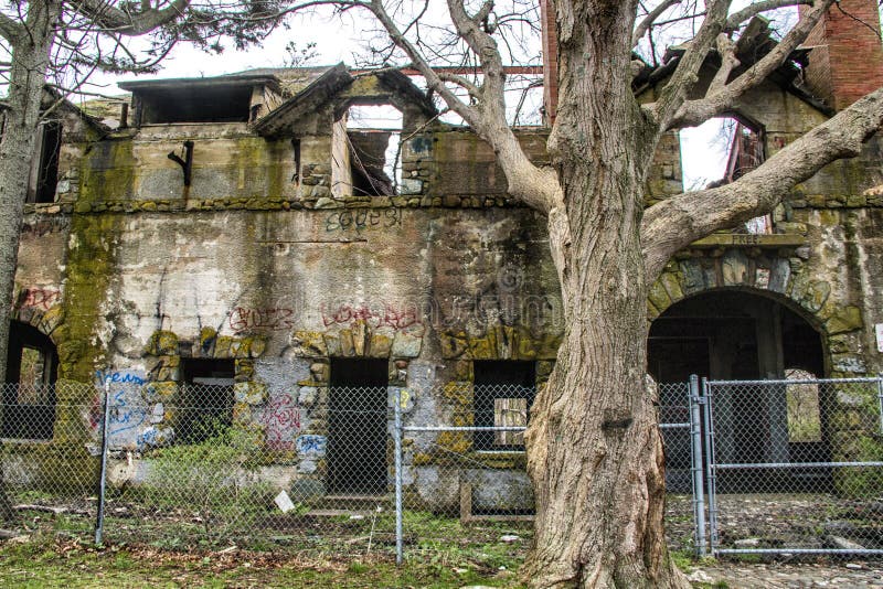 Une vieille maison abandonnée de brique photos libres de droits Une vieille maison abandonnée de brique photos libres de droits