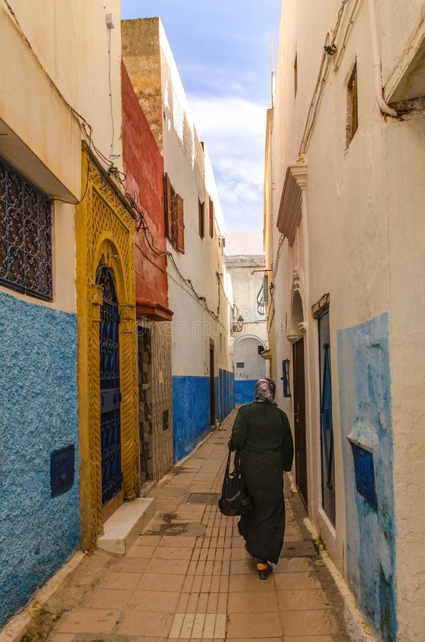Une ville étonnante au Maroc, Rabat, la Médina, rues étroites, murs colorés, passage étroit - rue, photo stock Une ville étonnante au Maroc, Rabat, la Médina, rues étroites, murs colorés, passage étroit - rue, photo stock