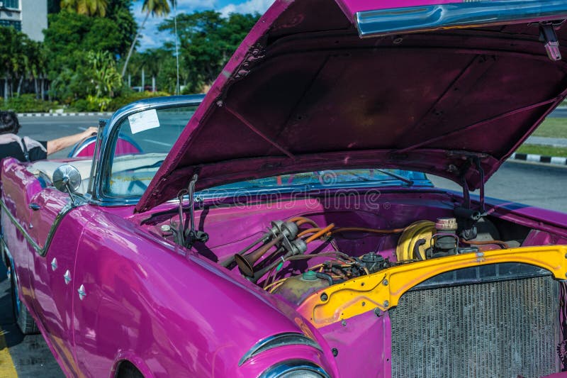 Une voiture classique rose au Cuba images libres de droits Une voiture classique rose au Cuba images libres de droits