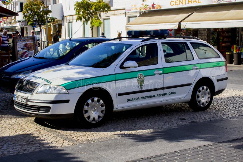 Une voiture portugaise de police de garde nationale a garé dans Albuferia images stock Une voiture portugaise de police de garde nationale a garé dans Albuferia images stock