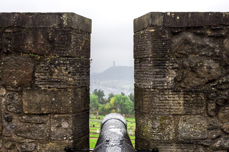Une vue au monument national de Wallace en brume éloignée de la batterie grande en Stirling Castle image libre de droits Une vue au monument national de Wallace en brume éloignée de la batterie grande en Stirling Castle image libre de droits