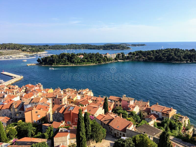 Une vue aérienne de la belle vieille ville de Rovinj, Croatie sur la péninsule d'Istria le long de la Mer Adriatique de la tour d image libre de droits Une vue aérienne de la belle vieille ville de Rovinj, Croatie sur la péninsule d'Istria le long de la Mer Adriatique de la tour d image libre de droits