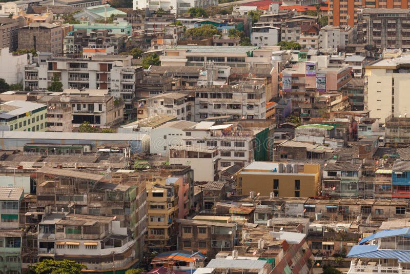 Une vue aérienne de la ville en masse peuplée et encombrée photographie stock