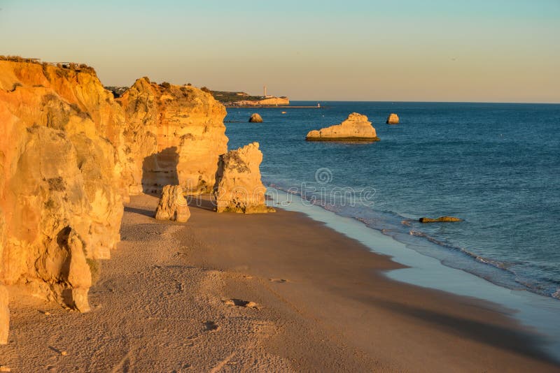 Une vue d'un Praia DA Rocha dans Portimao, région d'Algarve, Portugal images libres de droits Une vue d'un Praia DA Rocha dans Portimao, région d'Algarve, Portugal images libres de droits