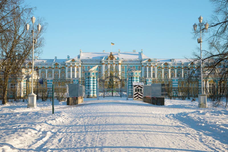 Une vue de Catherine Palace du parc d'Alexandre, jour de février Hiver dans Tsarskoye Selo images libres de droits Une vue de Catherine Palace du parc d'Alexandre, jour de février Hiver dans Tsarskoye Selo images libres de droits