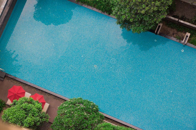 Une vue de la piscine du dessus de toit de mon logement Cet arrangement de station de vacances est grand pendant des vacances et photo libre de droits Une vue de la piscine du dessus de toit de mon logement Cet arrangement de station de vacances est grand pendant des vacances et photo libre de droits
