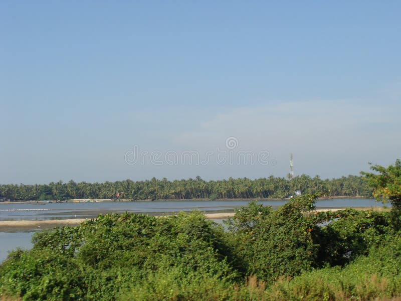 Une vue de la route par la rivière photo libre de droits Une vue de la route par la rivière photo libre de droits