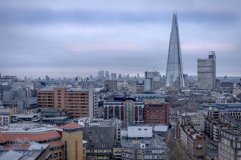 Une vue de Londres centrale vers le tesson image stock Une vue de Londres centrale vers le tesson image stock