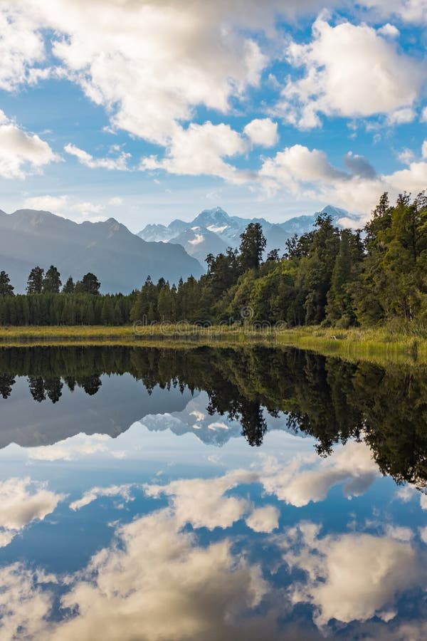 Une vue de portrait du lac incroyablement beau Matheson, Nouvelle-Zélande avec la réflexion des Alpes du sud renversants photo stock Une vue de portrait du lac incroyablement beau Matheson, Nouvelle-Zélande avec la réflexion des Alpes du sud renversants photo stock