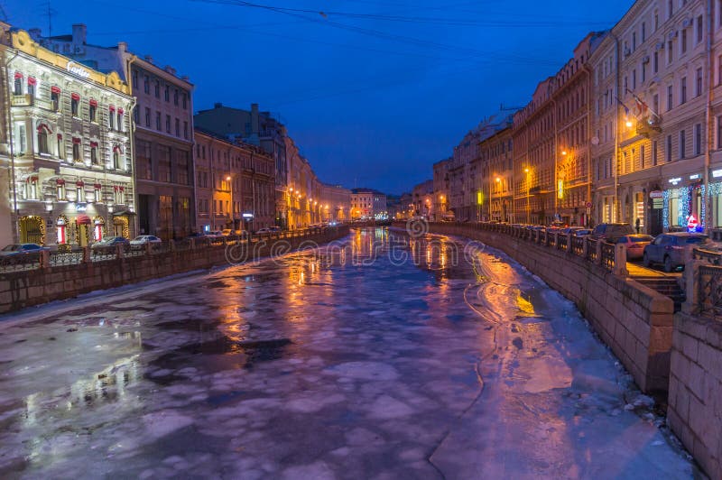 Une vue de rivière de St Petersbourg et de Moyka de nuit, Russie image libre de droits Une vue de rivière de St Petersbourg et de Moyka de nuit, Russie image libre de droits