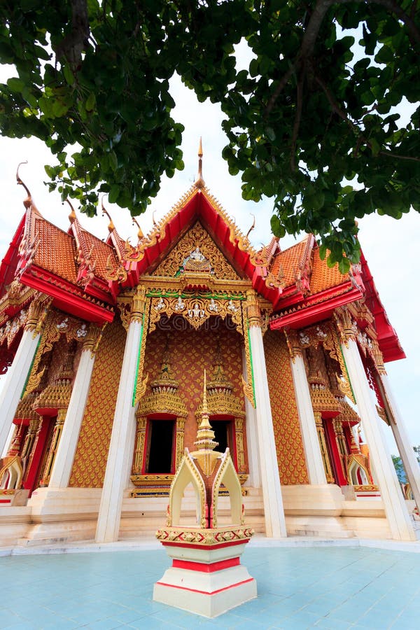 Une vue du haut de la pagoda, de la statue d'or de Bouddha avec des gisements de riz et de la montagne, Wat Tham Sua (Tiger Cave T photo libre de droits Une vue du haut de la pagoda, de la statue d'or de Bouddha avec des gisements de riz et de la montagne, Wat Tham Sua (Tiger Cave T photo libre de droits
