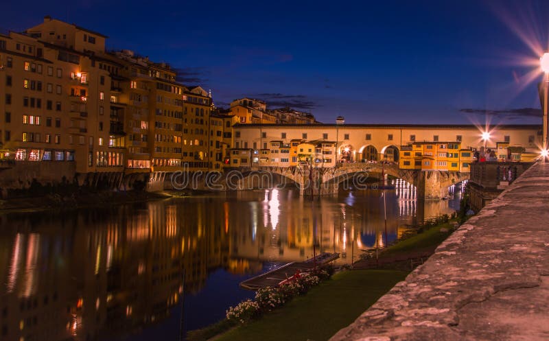 Une Vue Du Ponte Vecchio à Florence Pris De Lest Pendant L