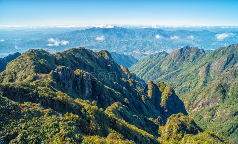 Une vue scénique de ciel sur terre, la plus haute montagne de Fansipan, Sapa, Vietnam image stock Une vue scénique de ciel sur terre, la plus haute montagne de Fansipan, Sapa, Vietnam image stock