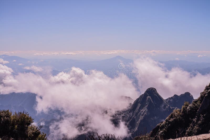Une vue scénique de ciel sur terre, la plus haute montagne de Fansipan, Sapa, Vietnam image stock Une vue scénique de ciel sur terre, la plus haute montagne de Fansipan, Sapa, Vietnam image stock