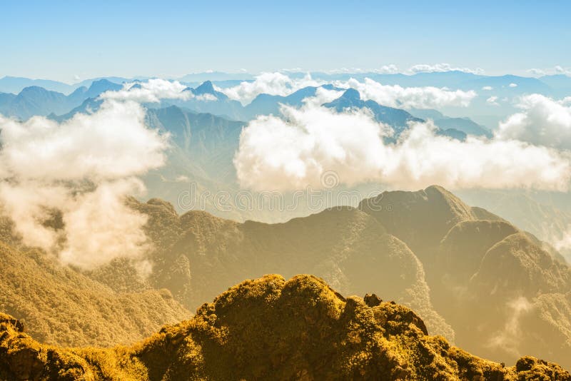 Une vue scénique de ciel sur terre, la plus haute montagne de Fansipan, Sapa, Vietnam photographie stock Une vue scénique de ciel sur terre, la plus haute montagne de Fansipan, Sapa, Vietnam photographie stock