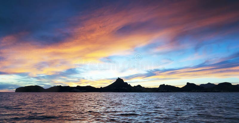 Une vue scénique de coucher du soleil d'océan de montagne et de São Carlos de Tetakawi, images stock Une vue scénique de coucher du soleil d'océan de montagne et de São Carlos de Tetakawi, images stock