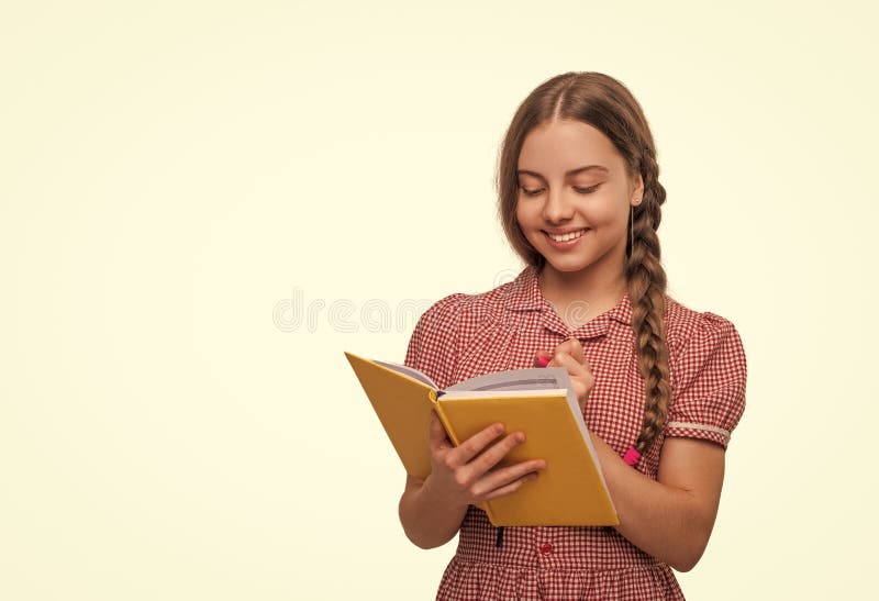 Une écolière faisant ses devoirs isolée en blanc. Écriture dans le journal. Prise de notes dans le planificateur. Jeune fille de l images stock