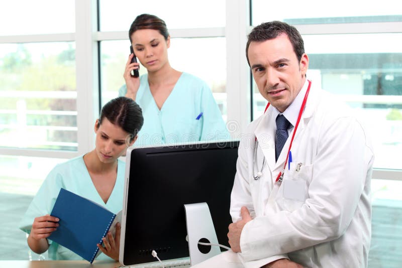 Une équipe de professionnels médicaux photos libres de droits Une équipe de professionnels médicaux photos libres de droits