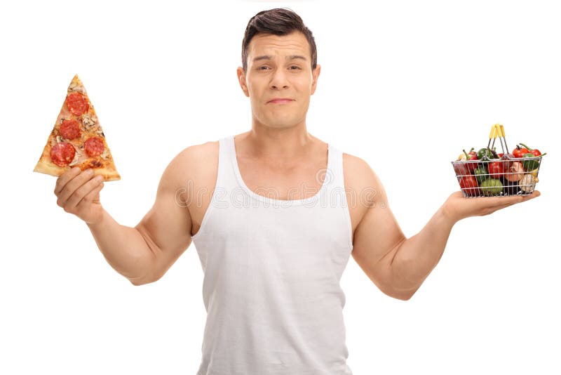 Unentschlossener Mann, der kleinen Einkaufskorb und Pizzascheibe hält lizenzfreie stockbilder Unentschlossener Mann, der kleinen Einkaufskorb und Pizzascheibe hält lizenzfreie stockbilder