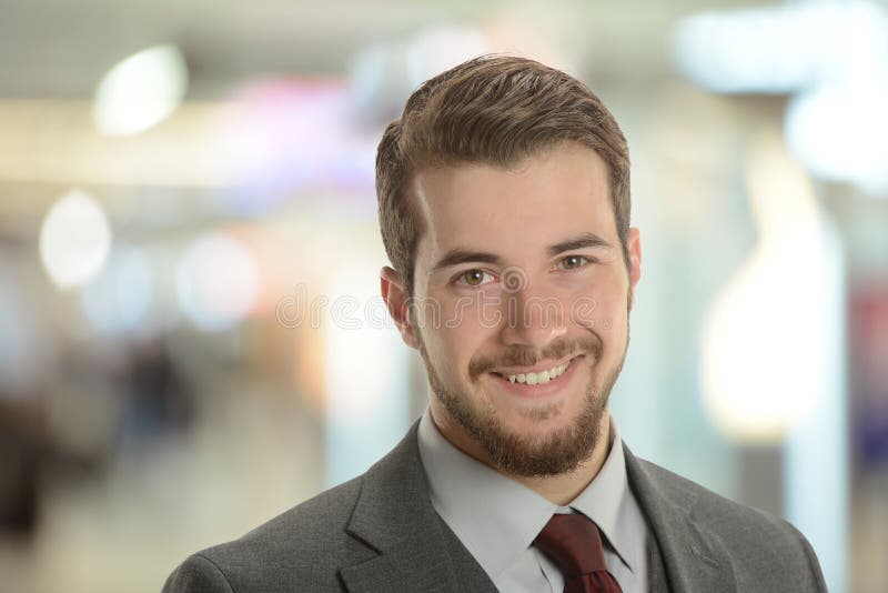 Ung affärsman på flygplatsen arkivfoto Ung affärsman på flygplatsen arkivfoto