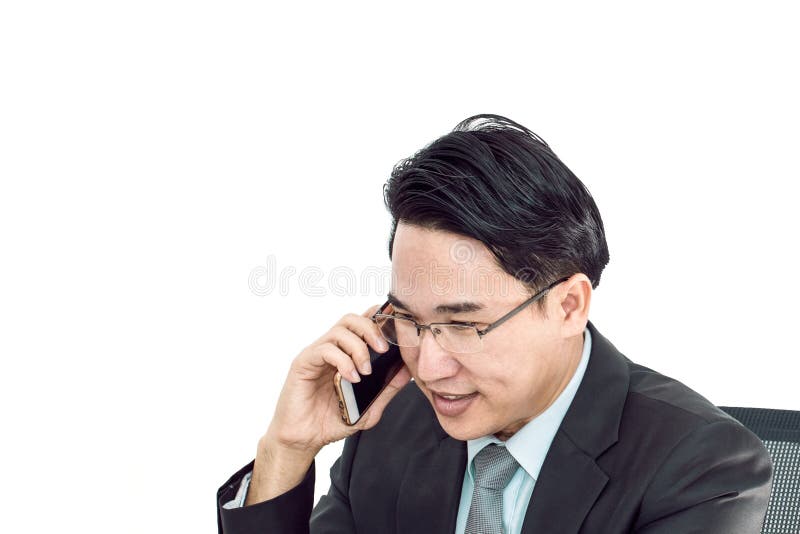 Ung affärsman som talar med den smarta telefonen Honom som ser le arkivfoto Ung affärsman som talar med den smarta telefonen Honom som ser le arkivfoto