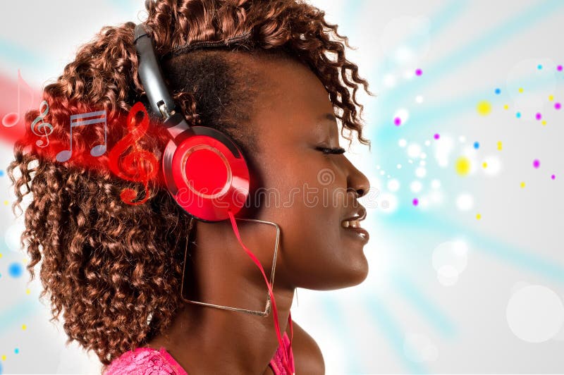 Ung afrikansk amerikankvinna som lyssnar till musik royaltyfri bild Ung afrikansk amerikankvinna som lyssnar till musik royaltyfri bild