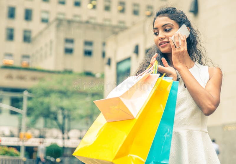 Ung amerikansk kvinnadanandeshopping royaltyfria foton Ung amerikansk kvinnadanandeshopping royaltyfria foton