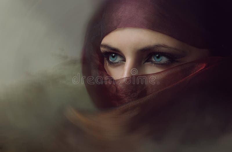 Ung arabisk kvinna i hijab med sexiga blåa ögon royaltyfri fotografi
