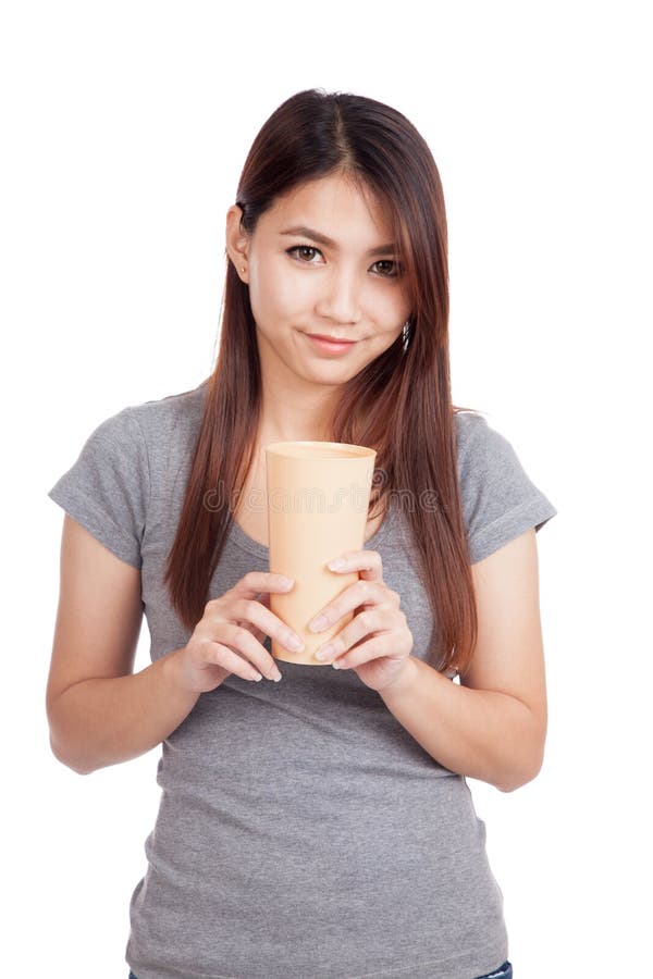 Ung asiatisk kvinna med högväxt plast- exponeringsglas