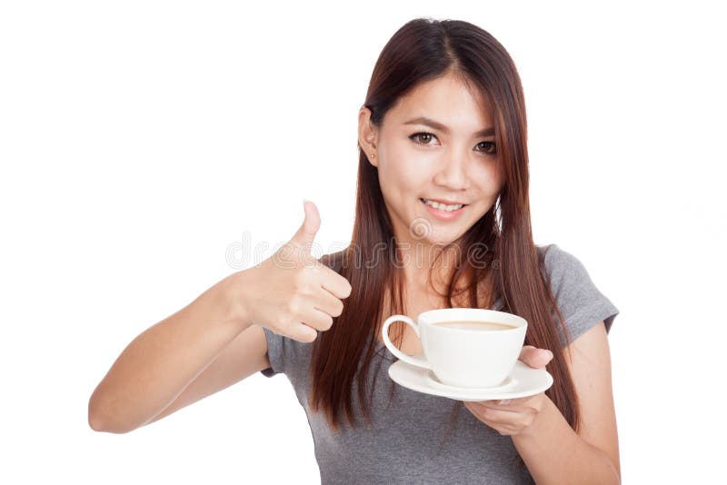 Ung asiatisk kvinna med koppen kaffe