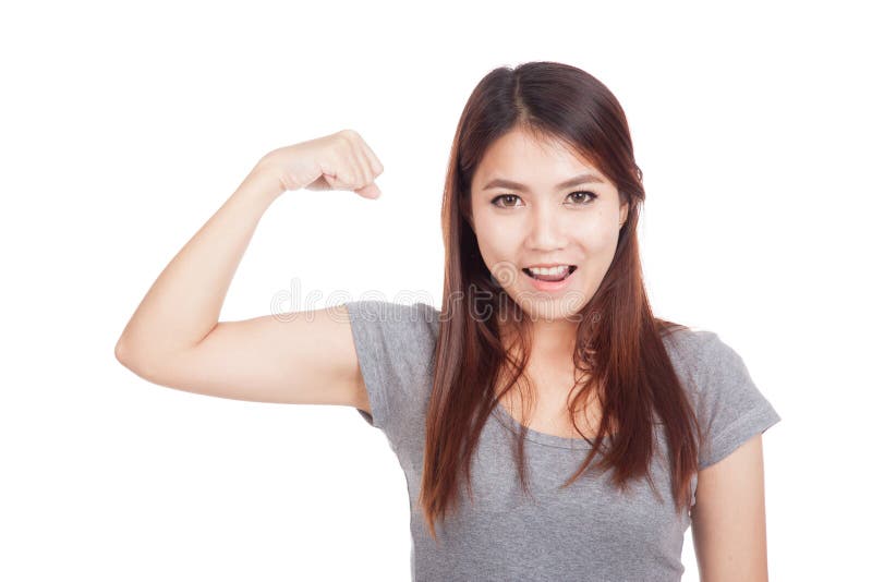 Ung asiatisk kvinna som böjer hennes biceps