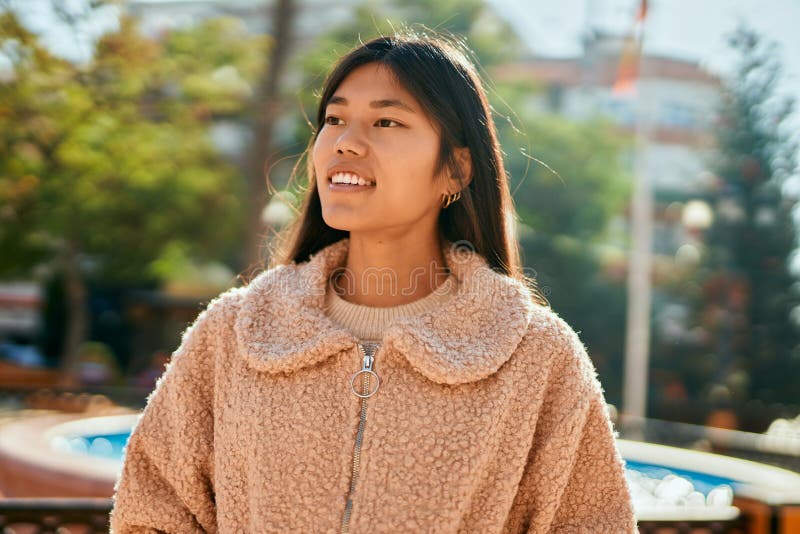 Ung asiatisk kvinna som log sig lycklig i staden arkivfoto