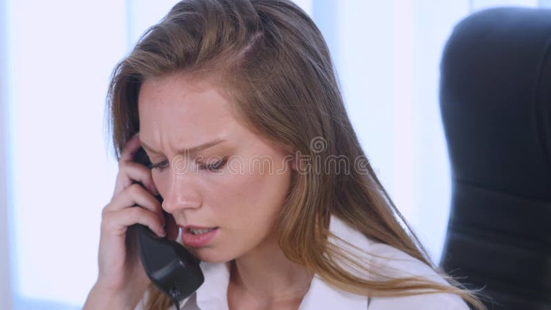 Ung attraktiv affärskvinna som talar på telefonen i kontoret och le close upp royaltyfria bilder Ung attraktiv affärskvinna som talar på telefonen i kontoret och le close upp royaltyfria bilder