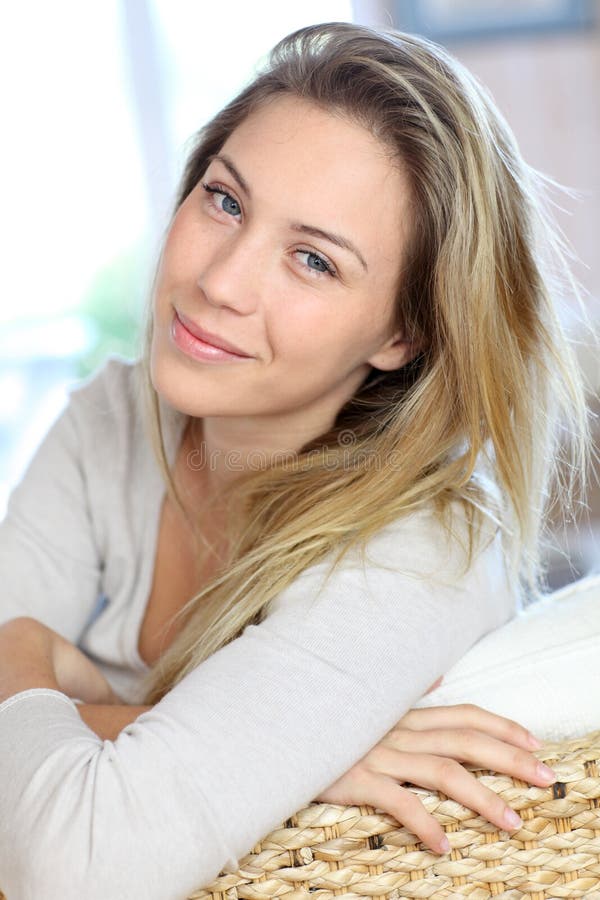 Ung blond kvinna som hemma kopplar av arkivfoton Ung blond kvinna som hemma kopplar av arkivfoton
