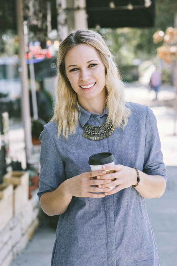 Ung blond Millennial kvinnlig med kaffekoppen royaltyfria foton Ung blond Millennial kvinnlig med kaffekoppen royaltyfria foton