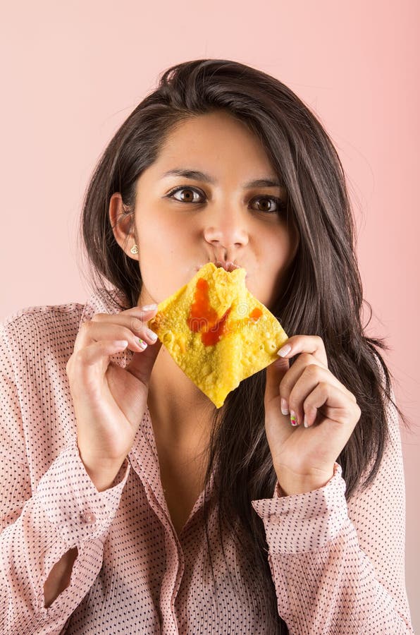 Ung brunettflicka som äter den kinesiska wontonsmällaren royaltyfri fotografi Ung brunettflicka som äter den kinesiska wontonsmällaren royaltyfri fotografi
