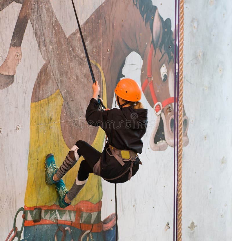 Ung flicka Abseiling fotografering för bildbyråer Ung flicka Abseiling fotografering för bildbyråer
