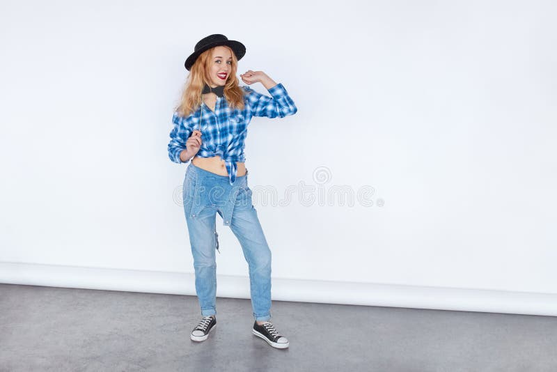 Ung flicka för blont hår med ljusa kanter och moderiktig kläder arkivbilder Ung flicka för blont hår med ljusa kanter och moderiktig kläder arkivbilder