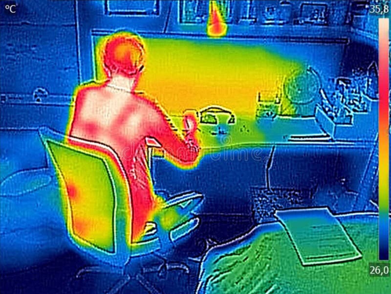 Ung flicka i termiska bilder med bärbar dator arkivbild